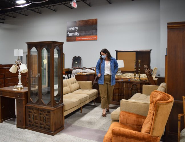 Vintage+and+second+hand+furniture+shopping+tips+-+woman+browsing+midcentury+modern+and+antique+furniture+at+York+Habitat+for+Humanity+ReStore